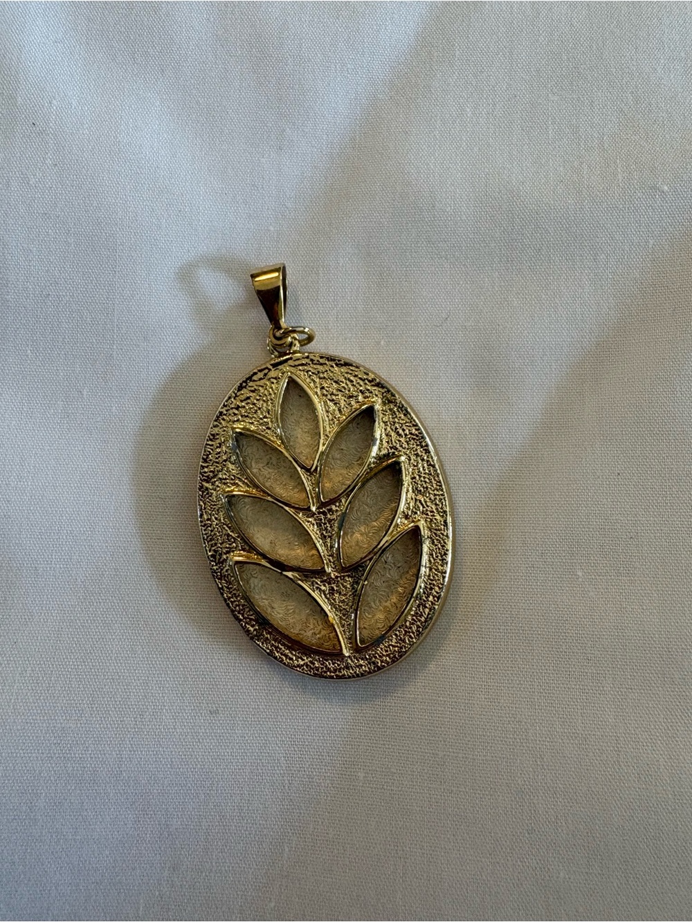 Source Unknown Gold-Tone Oval Leaf Pendant Necklace